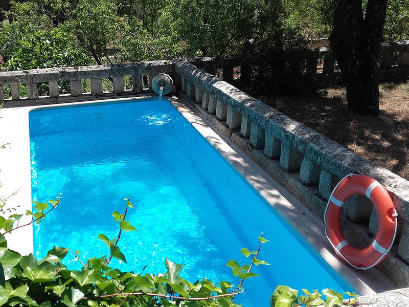 Piscina con vistas a la sierra