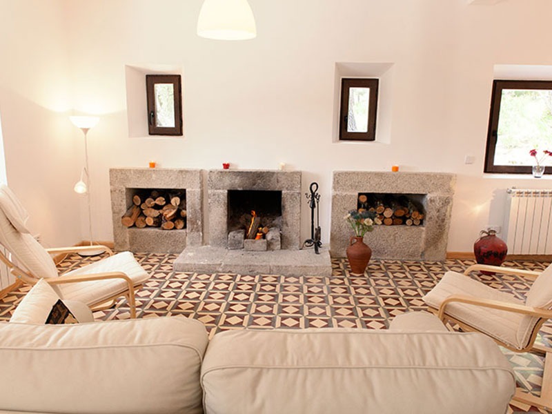 Salón con chimenea