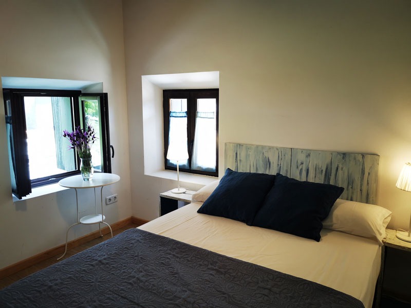 Habitación con cama doble y baño privado